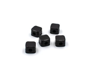  Beyaz arka planda siyah manyetik kablo tutucu. Kablo yönetimi.