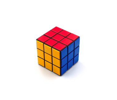Beyaz bir arka plan üzerinde Rubik küpü