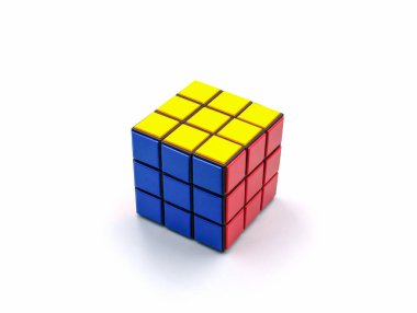 Beyaz bir arka plan üzerinde Rubik küpü 