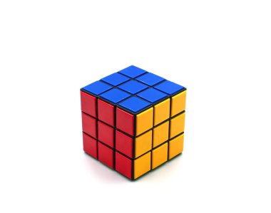 Beyaz bir arka plan üzerinde Rubik küpü 