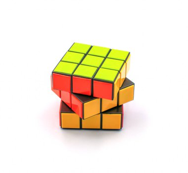 Beyaz bir arka plan üzerinde Rubik küpü 