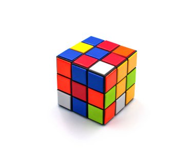 Beyaz bir arka plan üzerinde Rubik küpü 