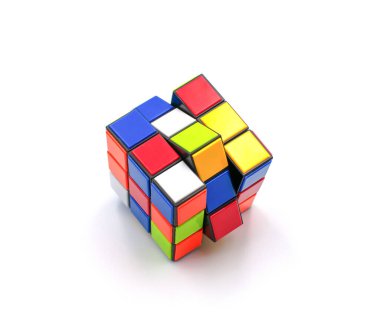 Beyaz bir arka plan üzerinde Rubik küpü 