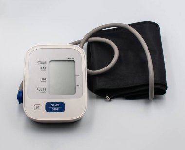 Otomatik tonometre. Kan basıncını ölçmek için tıbbi tanı aygıtı.