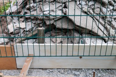  Beton temeller için çit. Beton dökmek için inşaat. Beton temeli olan bir çit inşa etmek.
