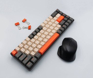 Bilgisayar fareli mekanik bilgisayar klavyesi ve ışık arka planında klasör klipleri