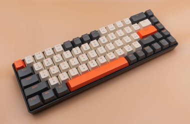 Bej arkaplanda mekanik bilgisayar klavyesi