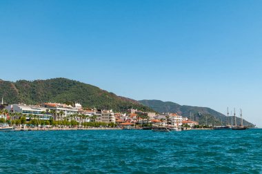 Denizden Marmaris şehrinin manzarası. Güneşli bir günde Marmaris 'in sahil manzarası.