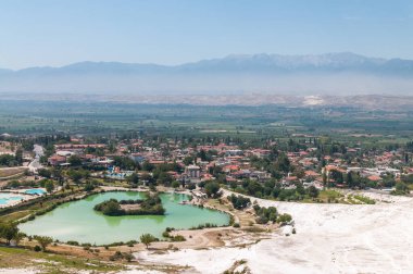 Pamukkale doğal parkı. Denizli ilindeki Pamukkale gölü, vadisi ve dağlarıyla panoramik manzara