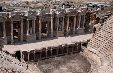 Hierapolis 'in antik amfitiyatrosu. Pamukkale, Türkiye 'deki Roma amfitiyatrosunun kalıntıları.