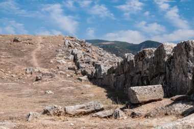 Güneşli bir günde Hierapolis 'in antik kalıntıları. Pamukkale 'deki Hierapolis, Türkiye.