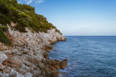 Kayalık sahil ve güzel deniz