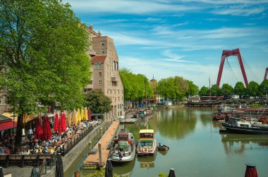 Büyük bir şehirde gemileri olan su kanalı.