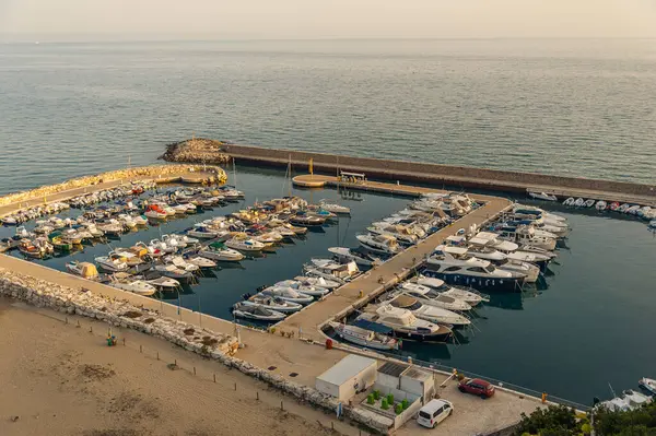 Gün batımında denizde bir yat iskelesi. Yukarıdan görünüm
