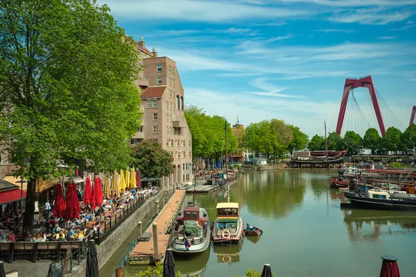 Büyük bir şehirde gemileri olan su kanalı.