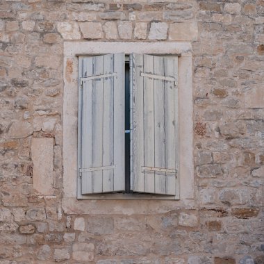 Pencereli taş duvar cephesi