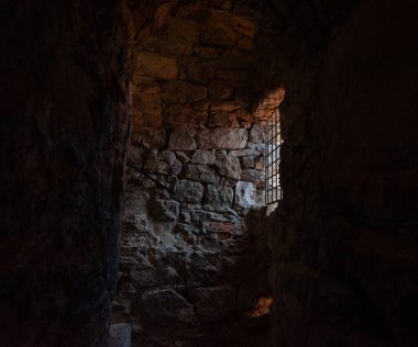 Kaledeki taş merdivenler ya da küçük pencereli zindanlar.