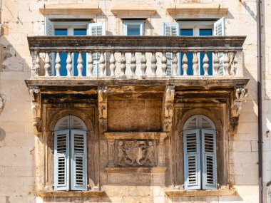 Balkonu olan eski güzel bir evin cephesi.
