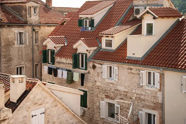 Hırvatistan 'daki evlerin kiremitli çatıları