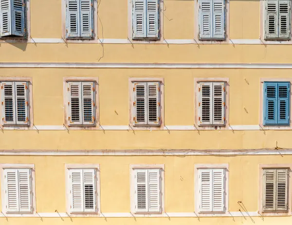 Çok katlı eski bir binanın cephesi