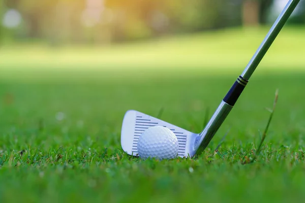 Golfista Putt Golfový Míček Jamky Zelené Golfovém Hřišti — Stock fotografie