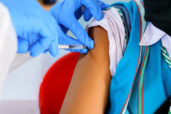 Hemşire Elinde Enjeksiyon Için Bir Şırınga Tutarak Hastaya Hastanede Aşı — Stok fotoğraf