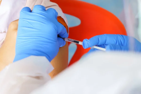 Nővér Fecskendőt Tart Injekcióhoz Beadja Betegnek Vakcinát Kórházban Egészségügyi Koncepció — Stock Fotó
