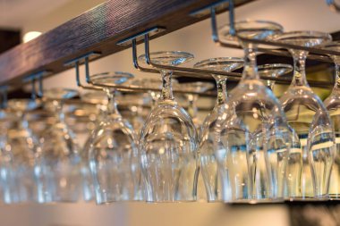 Şampanya bardağı şarap gece Club Bar kümesinde.