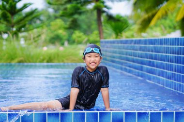 Mutlu çocuklar, yüzme havuzunda güneş gözlüklü şirin bir kız..