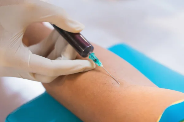 Krankenschwester Sammelt Blut Bei Patientin Krankenhaus Stockfoto