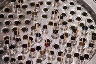 Tay geleneksel tüp tankı içinde dönen tarafından dondurma.