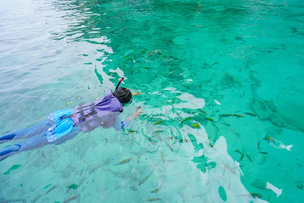 Dziewczyna Masce Nurkowania Pływa Wśród Ryb Koh Phi Phi Island — Zdjęcie stockowe