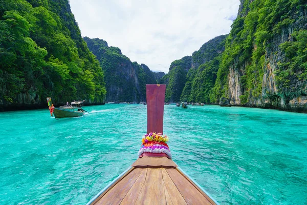 Traveling Long Tail Boat Fantastic Emerald Lagoon Sea Koh Phi 免版税图库照片