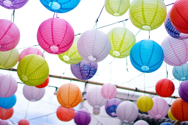 Kolorowa Latarnia Papierowa Wisząca Świeżym Powietrzu Azjatyckich Festiwalach Tradycyjna Dekoracja — Zdjęcie stockowe