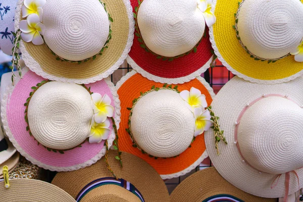 Piyasadaki Kadınların Yaz Şapkalarının Renkleriyle Dolu — Stok fotoğraf