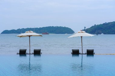 şezlong yakınındaki Hotel Yüzme Havuzu.