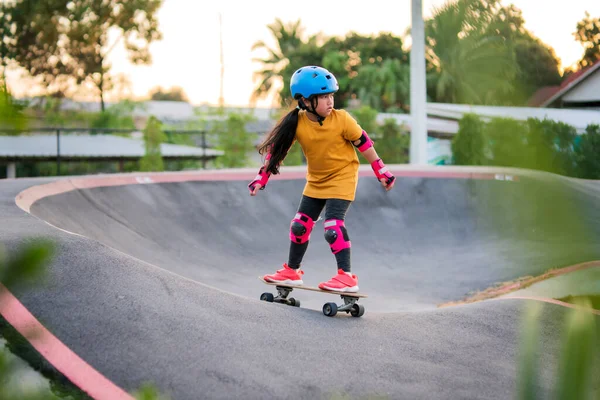 Dítě Nebo Dítě Dívka Hraje Surfovat Nebo Skateboard Bruslení Kluziště — Stock fotografie