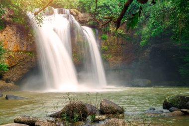 Ormanda güneş ışığıyla güzel bir şelale, Khao yai Nakhonratchasima vilayetinde Haew Suwat Şelalesi.