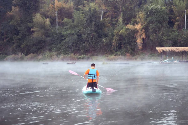 Hombre Paddleboard Sup Board Medio Del Lago Disfrutar Del Amanecer —  Fotos de Stock