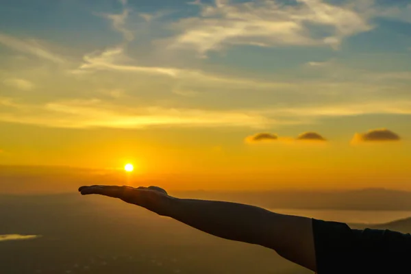 Tangan Wanita Memegang Matahari Terbenam Atas Lanskap Gunung Yang Indah — Stok Foto