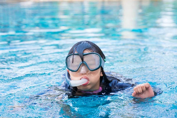 Νεαρό Κορίτσι Στην Πισίνα Μάσκα Κολύμβησης Και Αναπνευστήρα — Φωτογραφία Αρχείου