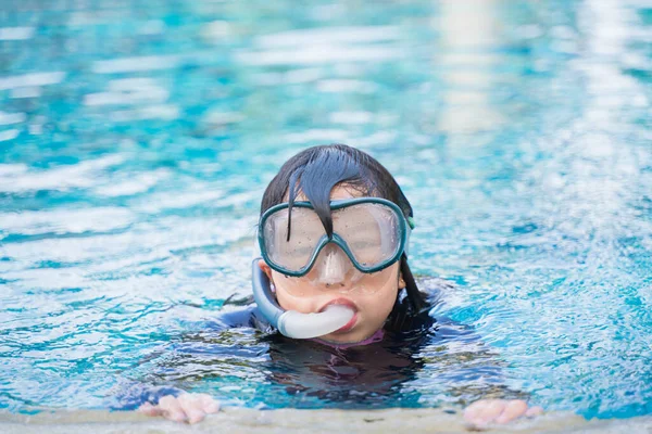 Νεαρό Κορίτσι Στην Πισίνα Μάσκα Κολύμβησης Και Αναπνευστήρα — Φωτογραφία Αρχείου