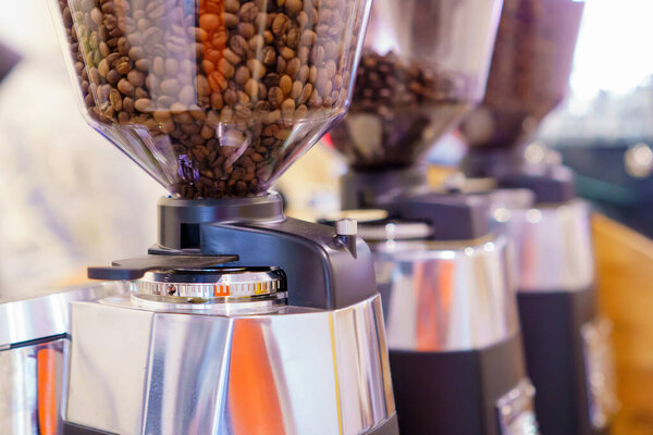 Кофейные зерна в кофемолке с бобами на складе для ожидания дробления в кафе.