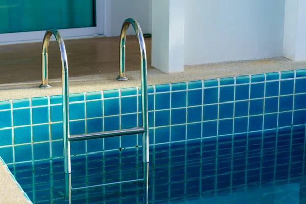 Modrý Bazén Hotelu Schodištěm — Stock fotografie