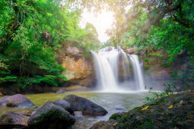 Ormanda güneş ışığıyla güzel bir şelale, Khao yai Nakhonratchasima vilayetinde Haew Suwat Şelalesi.