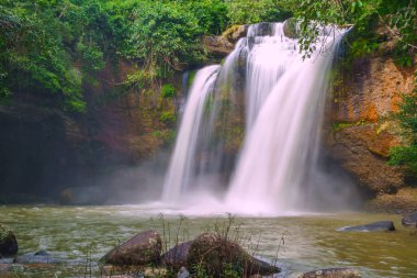 Ormanda güneş ışığıyla güzel bir şelale, Khao yai Nakhonratchasima vilayetinde Haew Suwat Şelalesi.