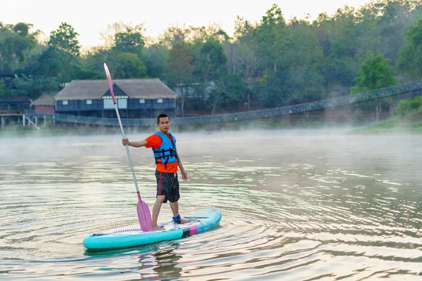 Hombre Paddleboard Sup Board Medio Del Lago Disfrutar Del Amanecer — Foto de Stock