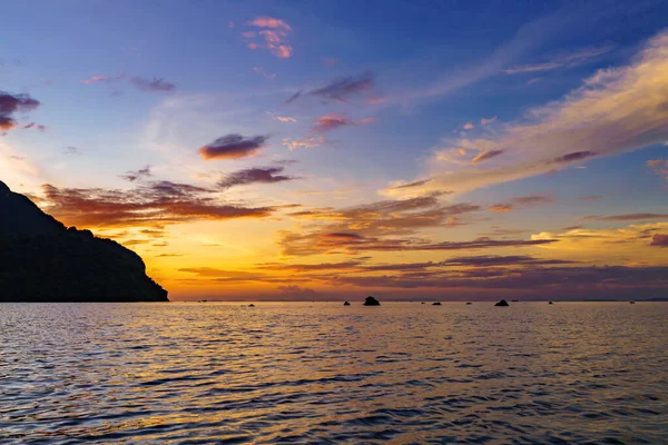 Havet Bland Klipporna Kvällen Solnedgången Tropiska Vatten Vid Andamans Hav — Stockfoto