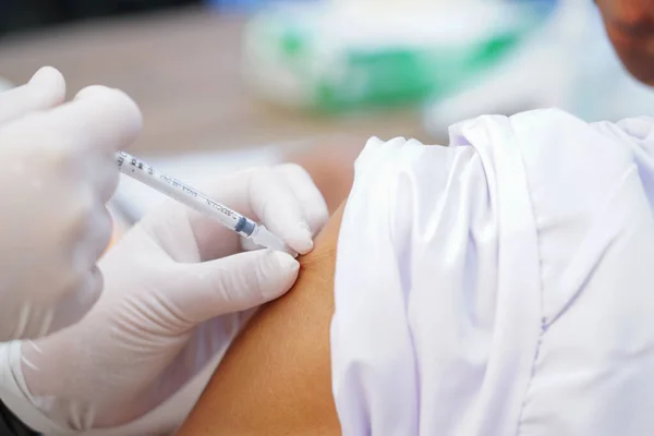 护士拿着注射器在医院给病人注射疫苗 保健概念 — 图库照片