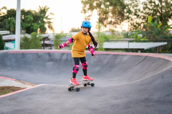 Niño Niña Jugando Surf Skate Monopatín Pista Patinaje Parque Deportivo —  Fotos de Stock